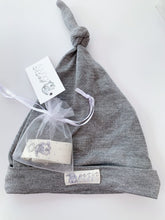 Load image into Gallery viewer, Top knot beanie Grey

